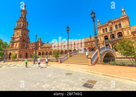 Siviglia, Andalusia, Spagna - 18 aprile 2016: Ponte Leon con scalinata che conduce alla torre Nord e edificio centrale rinascimentale con colonne e archi Foto Stock