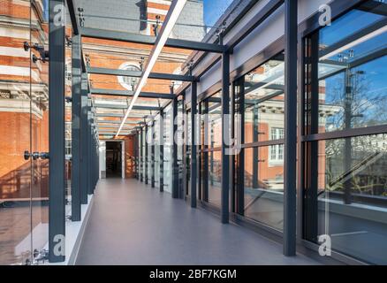 Ponte di collegamento in vetro presso la Dyson School of Design Engineering, Imperial College London. Foto Stock