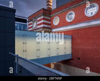 Ponte di collegamento in vetro presso la Dyson School of Design Engineering, Imperial College London. Foto Stock