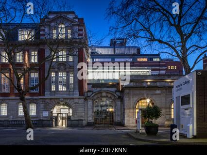 Ponte di collegamento in vetro presso la Dyson School of Design Engineering, Imperial College London. Foto Stock