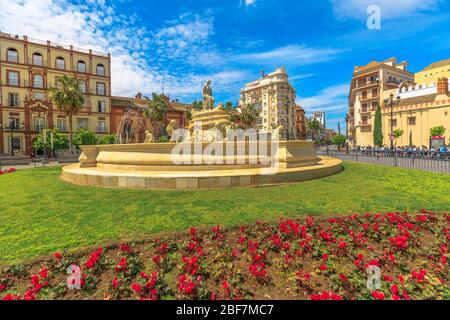 Siviglia, Andalusia, Spagna - 18 aprile 2016: Paesaggio della fontana di Puerta de Jerez o porta Jerez circondata fa fiori. Siviglia è un'arte Foto Stock