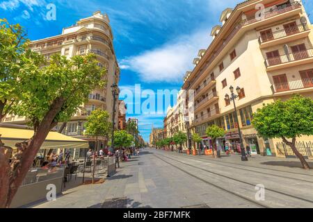 Siviglia, Andalusia, Spagna - 18 aprile 2016: Tram, edifici storici e le strade del centro di Siviglia. Siviglia è una città artistica e. Foto Stock
