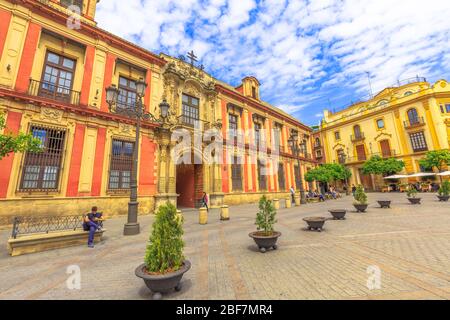 Siviglia, Andalusia, Spagna - 18 aprile 2016: Facciata del palazzo arcivescovo in Plaza Virgen De Los Reyes. Siviglia è una città artistica e turistica Foto Stock