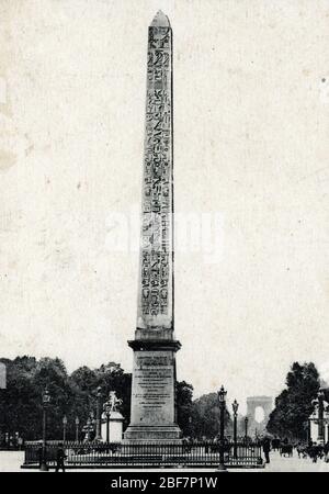 Vue de l'obelisque de Louqsor (Louxor) installe sur la Place de la concorde en 1836 (Obelisco di Luxor a Parigi) Collezione di Postcard privee Foto Stock