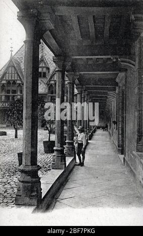 Vue de la cour des Hospices de Beaune (Hotel-Dieu) Cote-d'Or (cortile degli Hospices de Beaune) cartolina 1910 ca Collezione privata Foto Stock