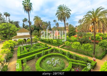 Siviglia, Andalusia, Spagna - 19 aprile 2016: Vista aerea dei giardini di Alcazars reale di Siviglia o Reales Alcazares de Sevilla, Andalusia Foto Stock