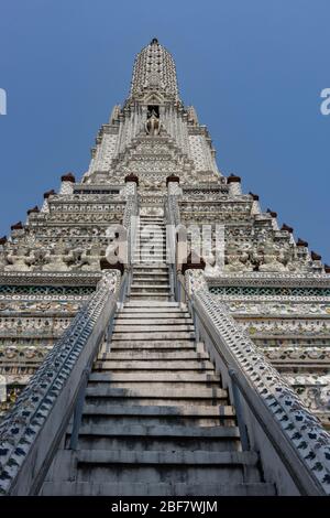 Bangkok, Thailandia - 29 Febbraio 2020: La lunga scala del tempio di Wat Arun, Bangkok, Thailandia Foto Stock