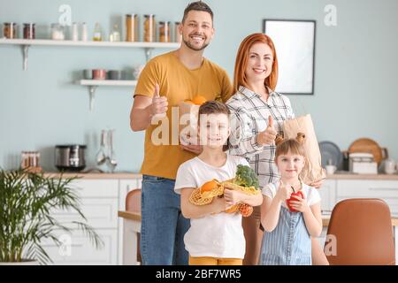 Famiglia con prodotti freschi dal mercato in cucina Foto Stock