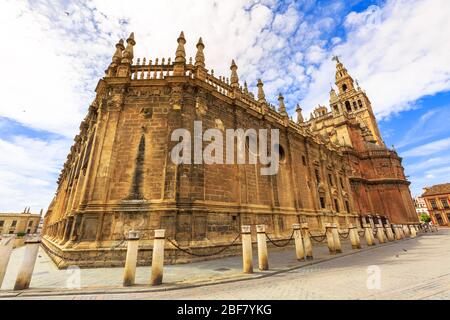 Vista prospettica della chiesa cattolica romana e della chiesa gotica più grande. La Cattedrale di Siviglia è patrimonio dell'umanità. Cattedrale di Santa Maria della sede è una delle Foto Stock