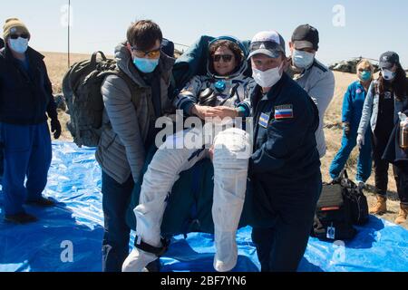 Zhezkazgan, Kazakhstan. 17 Aprile 2020. Jessica Meir, membro dell'equipaggio della NASA del 62, viene trasportato su un veicolo All Terrain (ATV) poco dopo, Andrew Morgan, astronauta della NASA, e Oleg Skripochka, cosmo, atterrarono nella loro navicella Soyuz MS-15 vicino alla città di Zhezkazgan, Kazakhstan, il 17 aprile 2020. Meir e Skripochka tornarono dopo 205 giorni nello spazio, e Morgan dopo 272 giorni nello spazio. Tutti e tre sono stati membri dell'equipaggio Expedition 60-61-62 a bordo della Stazione spaziale Internazionale. Foto di Andrey Shelepin/NASA/GCTC//UPI Credit: UPI/Alamy Live News Foto Stock
