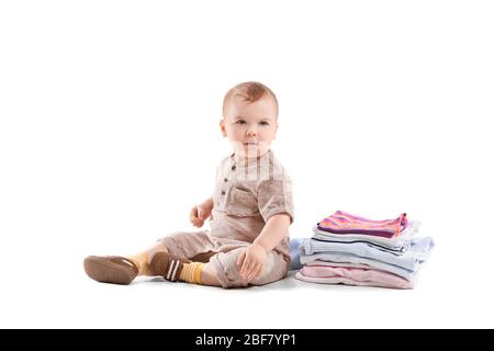 Bambino carino con abiti eleganti su sfondo bianco Foto Stock