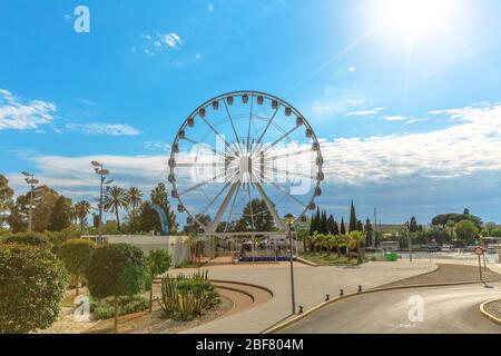 La ruota panoramica di Siviglia si trova nel Prado de San Sebastian, città di Siviglia, Andalusia, Spagna. Foto Stock