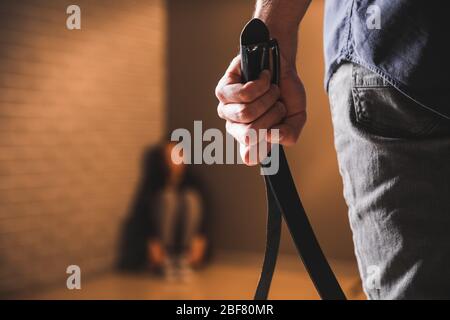 Marito minacciando la moglie al chiuso. Concetto di violenza domestica Foto Stock