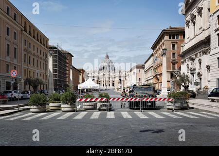 Roma, Roma, Italia. 17 Aprile 2020. Coran Virus, COD-19, emergenza per le strade di Roma.il governo italiano ha adottato la misura di un blocco nazionale chiudendo tutte le attività, ad eccezione dei servizi essenziali nel tentativo di combattere Coronavirus (COVID-19).tutta la città, come tutto il paese, è in quarantena e il movimento è limitato al necessario. Le strade della città sono vuote e comandate dall'amry. Credit: Matteo Trevisan/ZUMA Wire/Alamy Live News Foto Stock