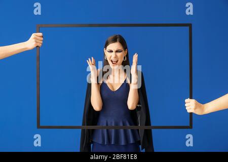 Ritratto di giovane donna di moda su sfondo blu Foto Stock