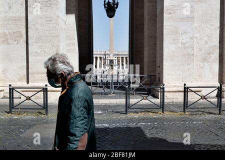 Roma, Roma, Italia. 17 Aprile 2020. Coran Virus, COD-19, emergenza per le strade di Roma.il governo italiano ha adottato la misura di un blocco nazionale chiudendo tutte le attività, ad eccezione dei servizi essenziali nel tentativo di combattere Coronavirus (COVID-19).tutta la città, come tutto il paese, è in quarantena e il movimento è limitato al necessario. Le strade della città sono vuote e comandate dall'amry. Credit: Matteo Trevisan/ZUMA Wire/Alamy Live News Foto Stock