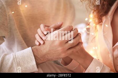 Buona coppia giovane in camera da letto, primo piano Foto Stock