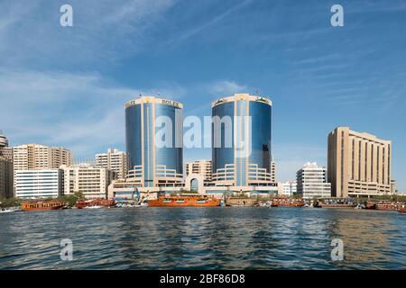 Le Torri Gemelle Deira sul Dubai Creek, Dubai, Emirati Arabi Uniti Foto Stock