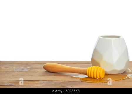 Vaso con miele dolce su tavolo su sfondo bianco Foto Stock
