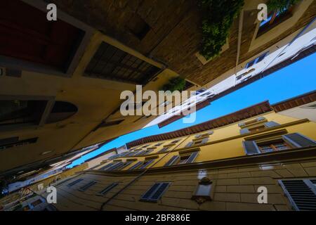 Vista della strada stretta dal basso fino al cielo Foto Stock