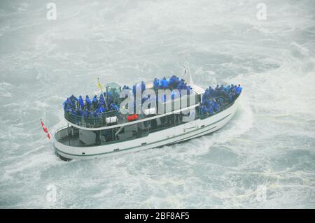 Nave con i turisti si sposta alle cascate del Niagara. Foto Stock