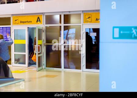 Porta aperta all'area di partenza dell'aeroporto Foto Stock