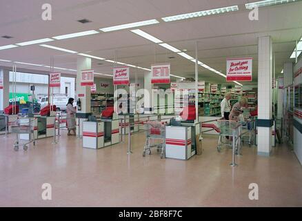 1987 Kwik Save supermercato, Ilford, Londra, Regno Unito Foto Stock