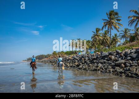 SERREKUNDA, GAMBIA - Novembre 22, 2019: spiaggia nei pressi della Senegambia hotel striscia in Gambia, Africa occidentale. Foto Stock