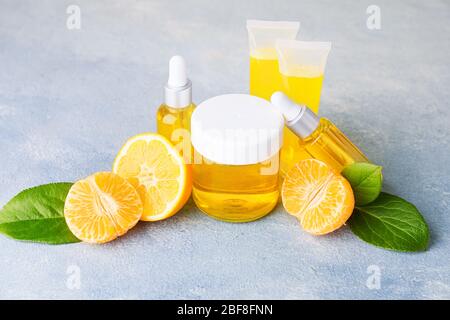 Diversi prodotti cosmetici sul colore di sfondo Foto Stock