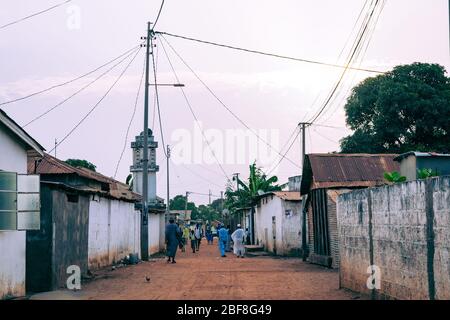 BAKAU, LA Gambia, 18 NOVEMBRE 2019: Tipica cittadina del Gambia. Bakau. Foto Stock