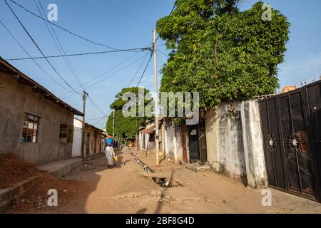 BAKAU, LA Gambia, 18 NOVEMBRE 2019: Tipica cittadina del Gambia. Bakau. Foto Stock