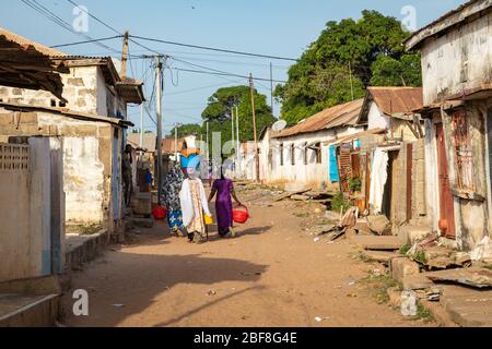 BAKAU, LA Gambia, 18 NOVEMBRE 2019: Tipica cittadina del Gambia. Bakau. Foto Stock