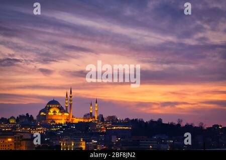 Moschea Suleymaniye (Süleymaniye-Camii) al tramonto a İstanbul, Turchia Foto Stock