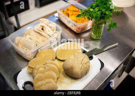 Seitan fatto in casa è tagliato per l'uso in piatti vegani e vegetariani in cucina di un ristorante Foto Stock