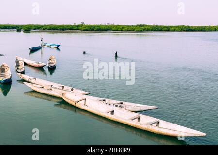 JOAL-FADIOUTH, SENEGAL - NOVEMBRE15, 2019: i pescatori e piccole barche a lungo. Fadiauth isola. Il Senegal. Africa occidentale. Foto Stock