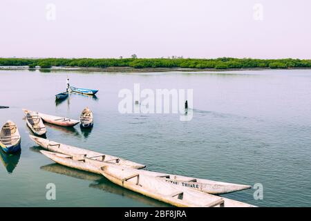 JOAL-FADIOUTH, SENEGAL - NOVEMBRE15, 2019: i pescatori e piccole barche a lungo. Fadiauth isola. Il Senegal. Africa occidentale. Foto Stock