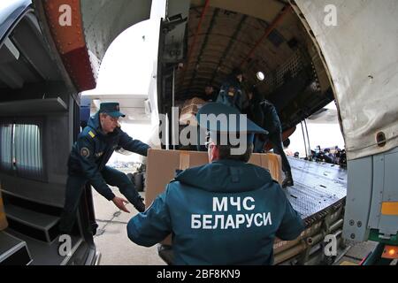 Minsk, Bielorussia. 17 Aprile 2020. Soldati scaricano gli aiuti umanitari cinesi in un aeroporto di Minsk, Bielorussia, 17 aprile 2020. Venerdì mattina, da Pechino, è arrivato un aereo militare carico di aiuti umanitari cinesi. Il volo speciale, organizzato dall'ambasciata bielorussa in Cina, ha consegnato 32 tonnellate di merci umanitarie alla Bielorussia, inclusi kit di test rapidi, respiratori, maschere mediche, pulsossimetri, tute di protezione medica, occhiali, termometri a infrarossi e guanti medici monouso. Credit: Henadz Zhinkov/Xinhua/Alamy Live News Foto Stock