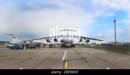 Minsk, Bielorussia. 17 Aprile 2020. Un aereo di trasporto militare caricato con aiuti umanitari cinesi arriva a Minsk, Bielorussia, il 17 aprile 2020. Venerdì mattina, da Pechino, è arrivato un aereo militare carico di aiuti umanitari cinesi. Il volo speciale, organizzato dall'ambasciata bielorussa in Cina, ha consegnato 32 tonnellate di merci umanitarie alla Bielorussia, inclusi kit di test rapidi, respiratori, maschere mediche, pulsossimetri, tute di protezione medica, occhiali, termometri a infrarossi e guanti medici monouso. Credit: Henadz Zhinkov/Xinhua/Alamy Live News Foto Stock