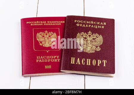 Due passaporti della Federazione Russa su sfondo di legno bianco. Il concetto di viaggiare all'estero. Foto Stock