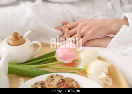 Giovane coppia con gustosa colazione a letto a casa Foto Stock