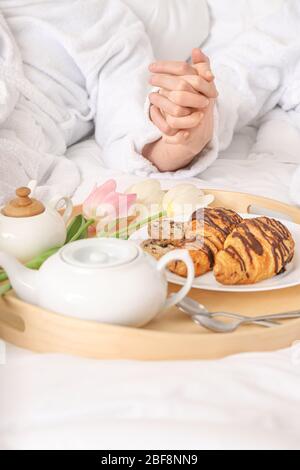Giovane coppia con gustosa colazione a letto a casa Foto Stock
