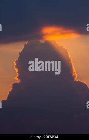 nuvola di cumulonimbus .tramonto arancione e giallo cumulo nuvole in un giorno d'estate Foto Stock