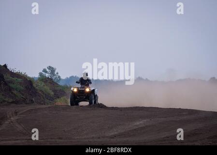 Il quad è in corsa sulla strada sterrata. Quad fuoristrada. Quad in azione. Foto Stock