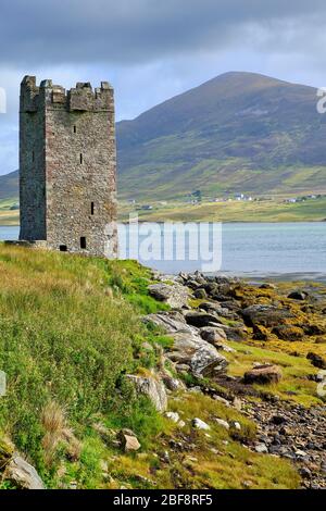 Castello di Grace o'Malley, composto dalla Kildavnet Tower (nome irlandese Caisleán Ghráinne). Si trova nell'angolo sud-est di Achill Island, acr Foto Stock