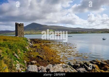 Castello di Grace o'Malley, composto dalla Kildavnet Tower (nome irlandese Caisleán Ghráinne). Si trova nell'angolo sud-est di Achill Island, acr Foto Stock