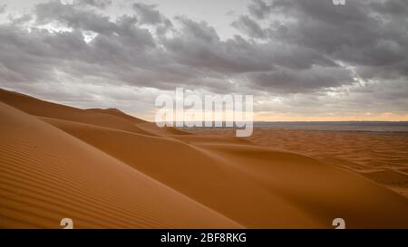 Duna di sabbia ERG Chebbi all'alba, Marocco, Africa Foto Stock