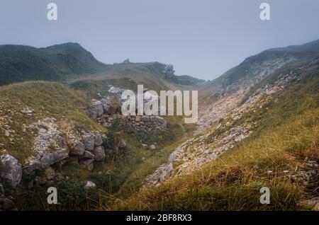 Vista atmosferica che si affaccia su un deserte parco di sculture di Tout Quarry e riserva naturale in un pomeriggio estivo foggy, Isle of Portland, Dorest, UK Foto Stock