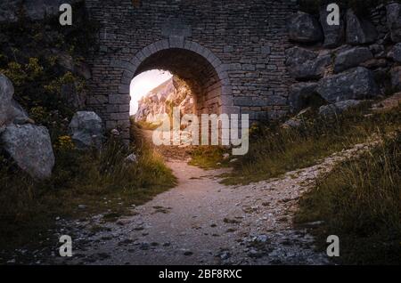 Il vecchio ponte di cava con luce solare dorata che splende attraverso a Tout Quarry, Isola di Portland, Weymouth, Dorset, Regno Unito Foto Stock