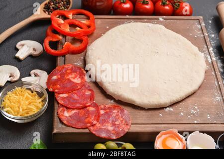 Ingredienti per gustosa pizza a tavola Foto Stock