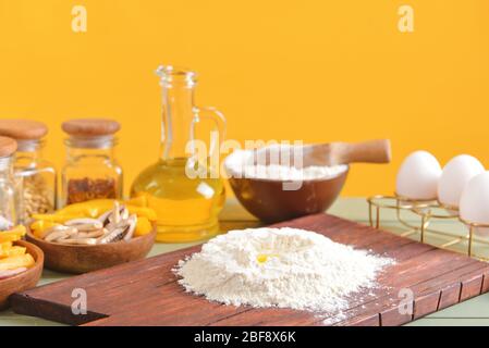 Ingredienti per gustosa pizza a tavola Foto Stock